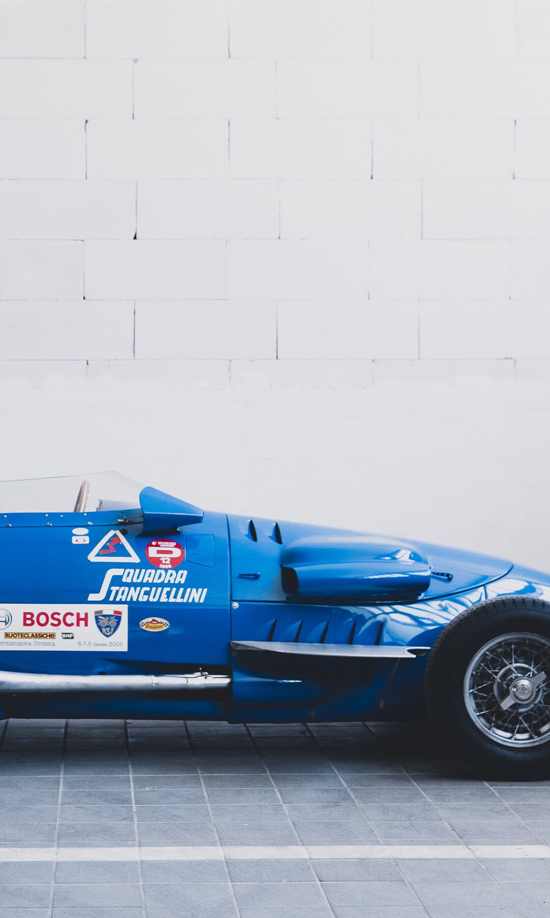 laterale di prototipo d'auto da corsa Stanguellini blu con adesivi vintage