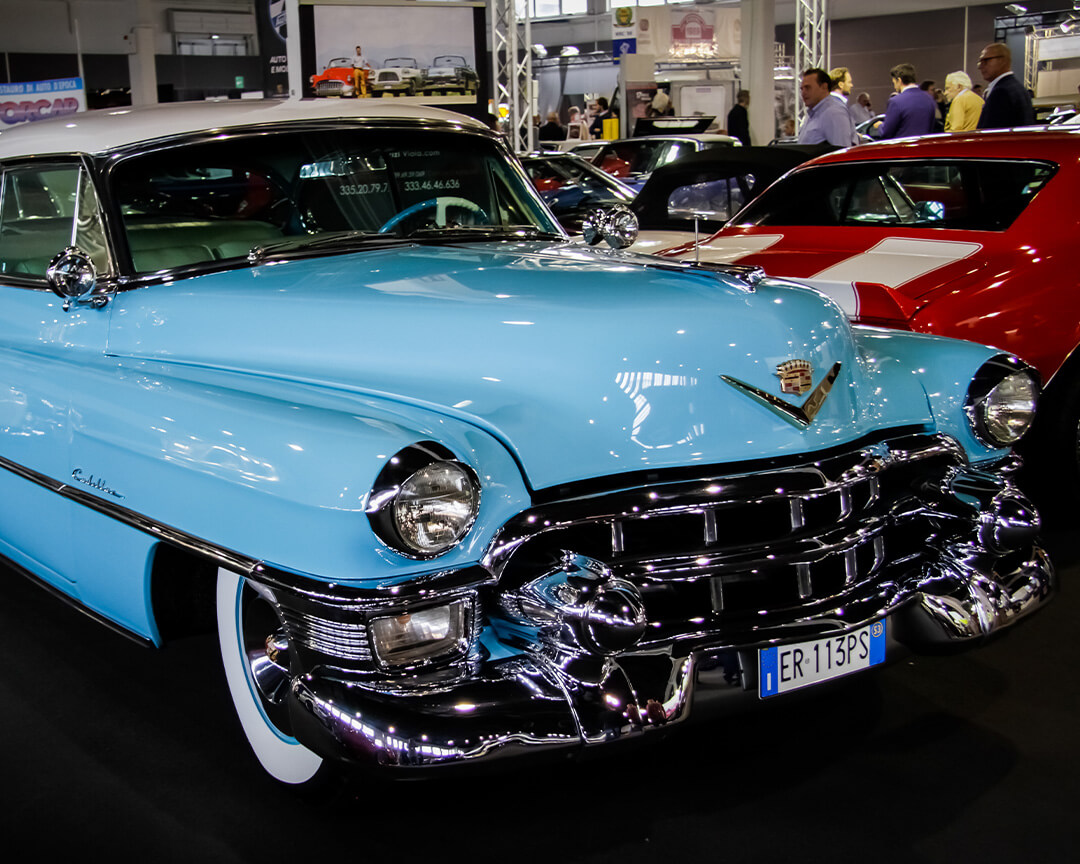 Sugar-coloured Cadillac vintage car with white roof