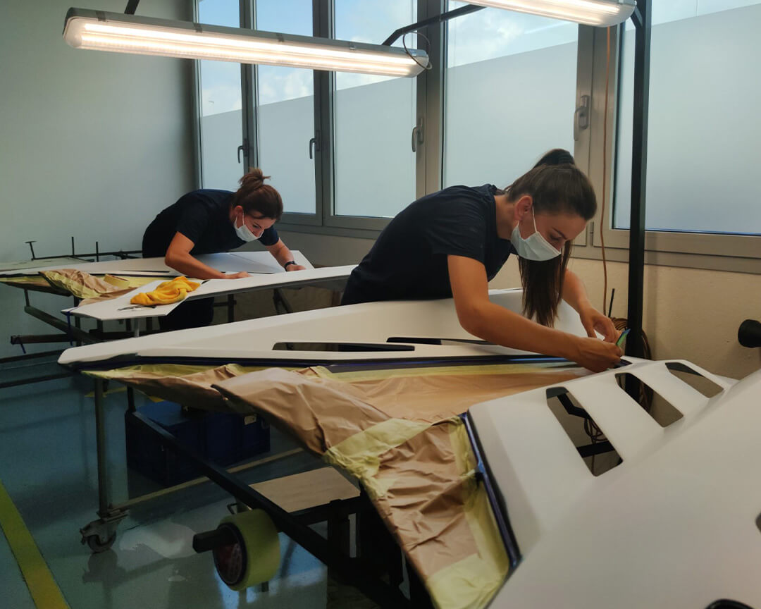 ragazze che lavorano a pezzi di carrozzeria bianchi