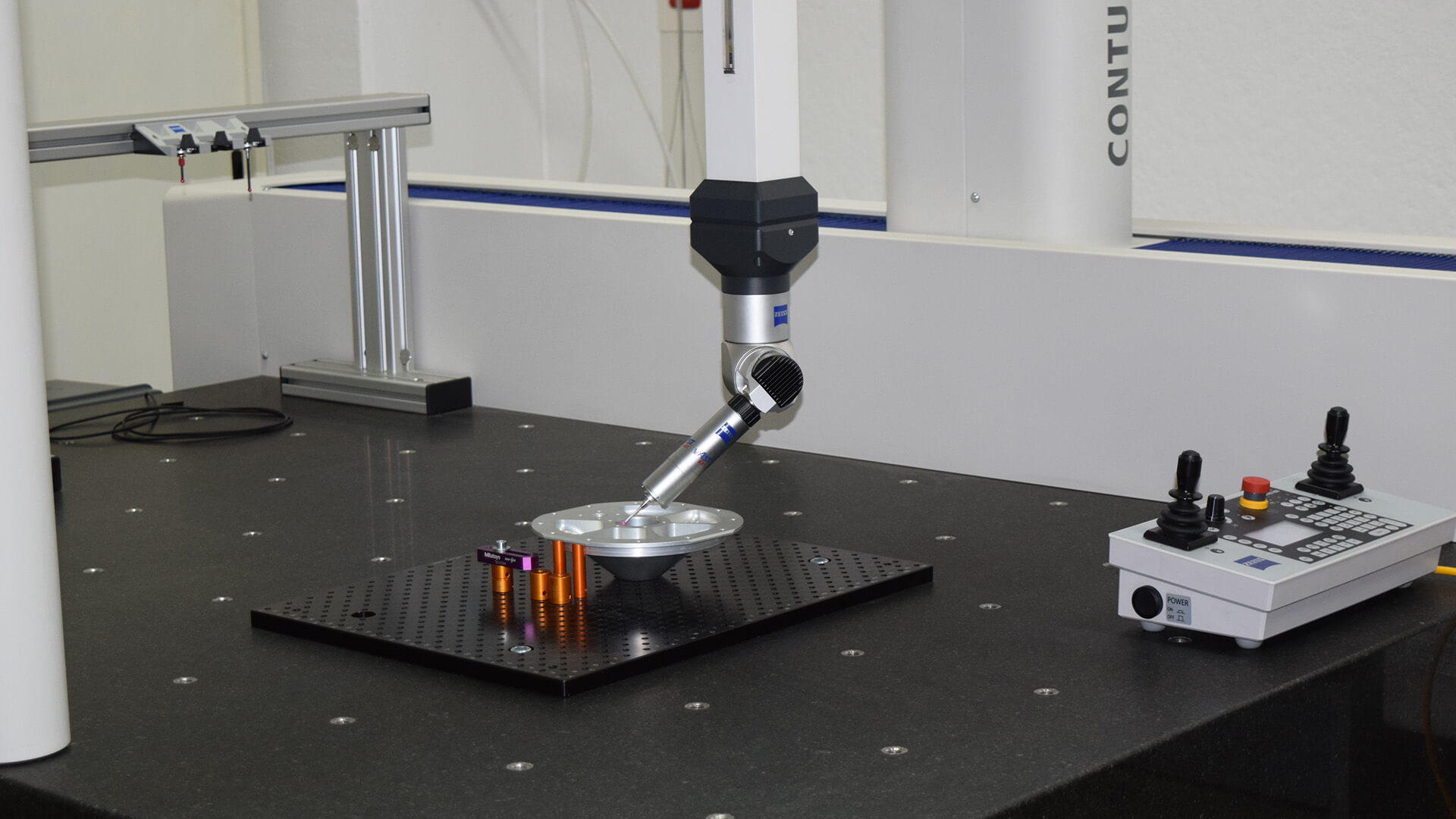 Automated arm that is creating mechanical parts
