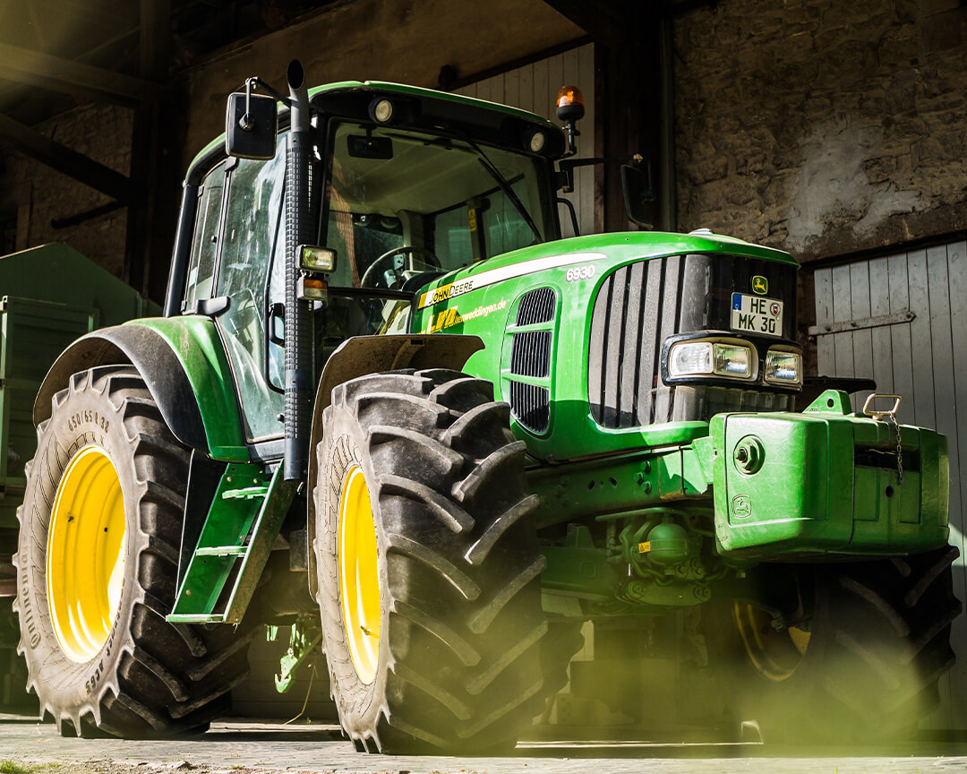 trattore marca John Deere colore verde