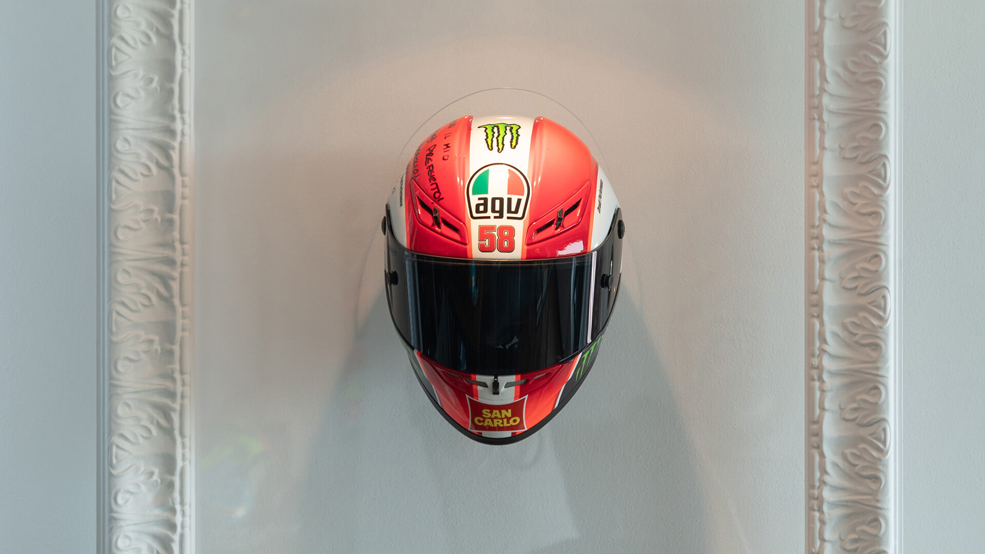 casco moto integrale con logo Monsters e San Carlo, rosso e bianco con numero 58