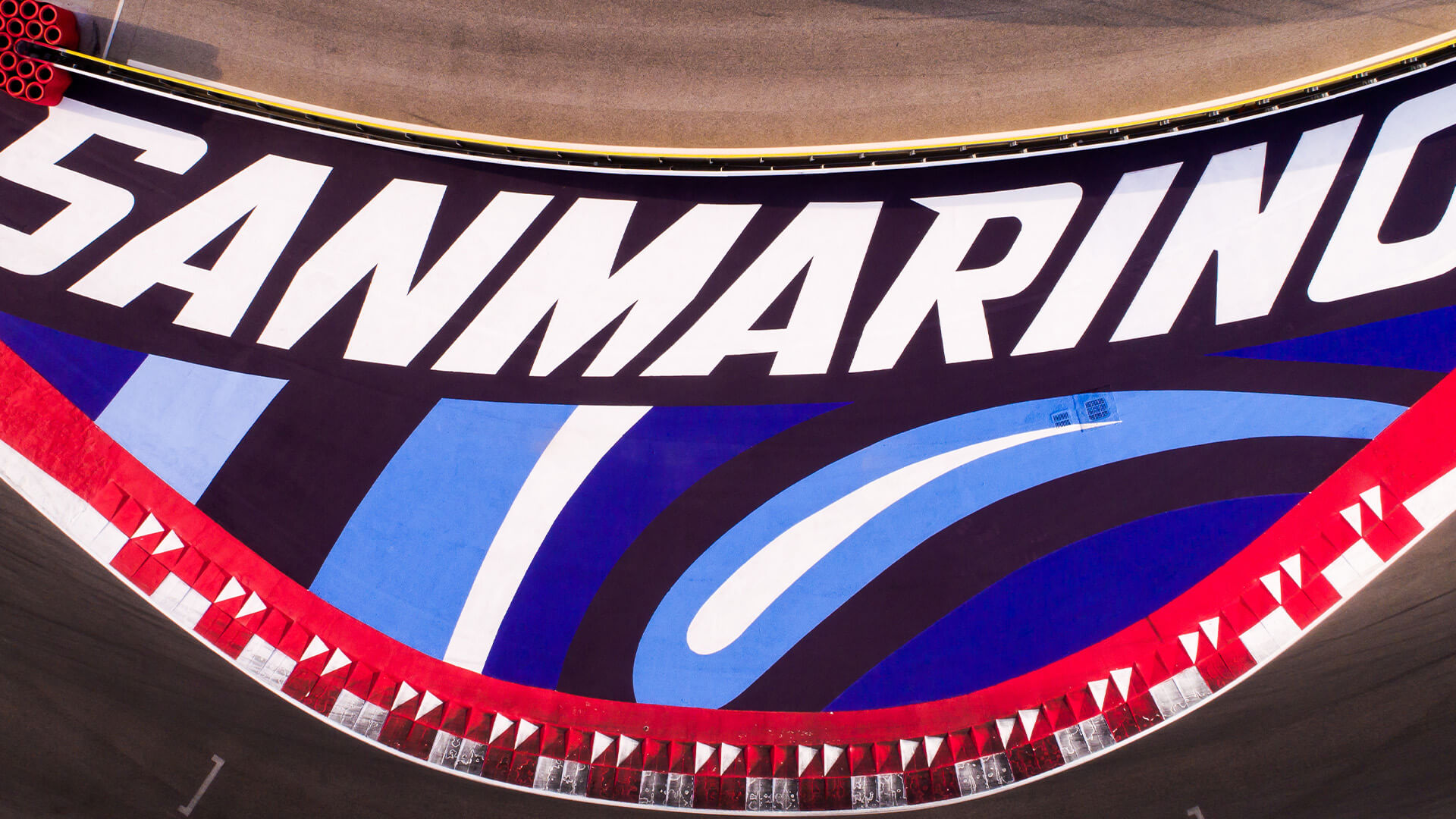 dettaglio di una curva del circuito di Misano con lettere SANMAR
