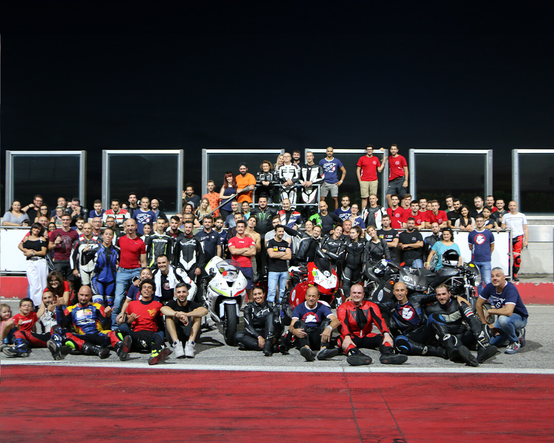 photos of many people including drivers, staff, employees of the team Portami in Pista