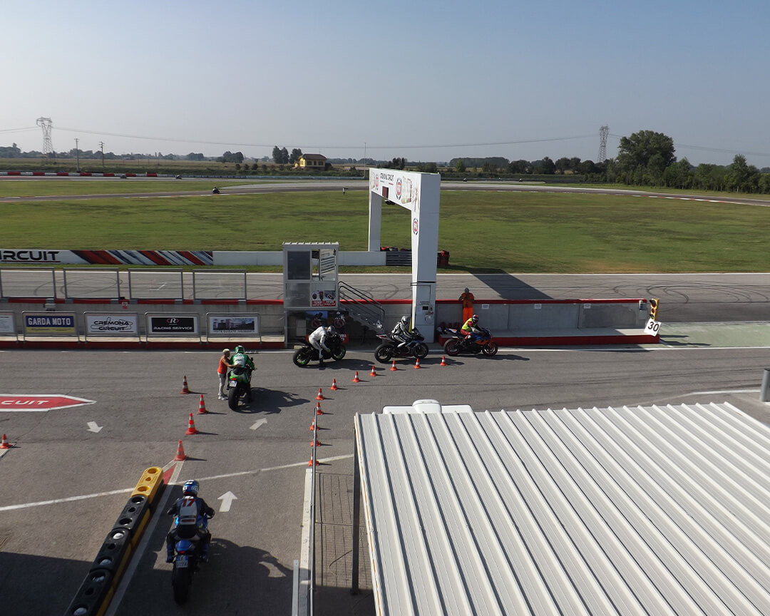 5 racing bikes about to start on the circuit