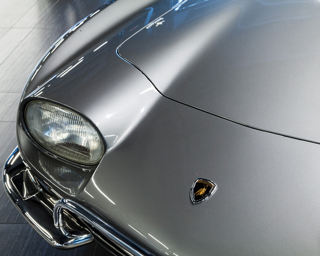 Front view from above of a 400 GT lamborghini, in gray coloring