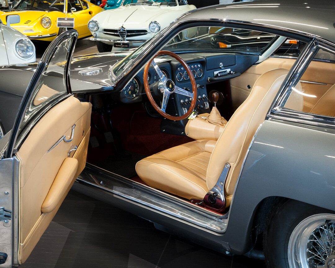 View of the cockpit with beige interior of a lamborghini 400 GT in gray color inside the Ruote da Sogno showroom