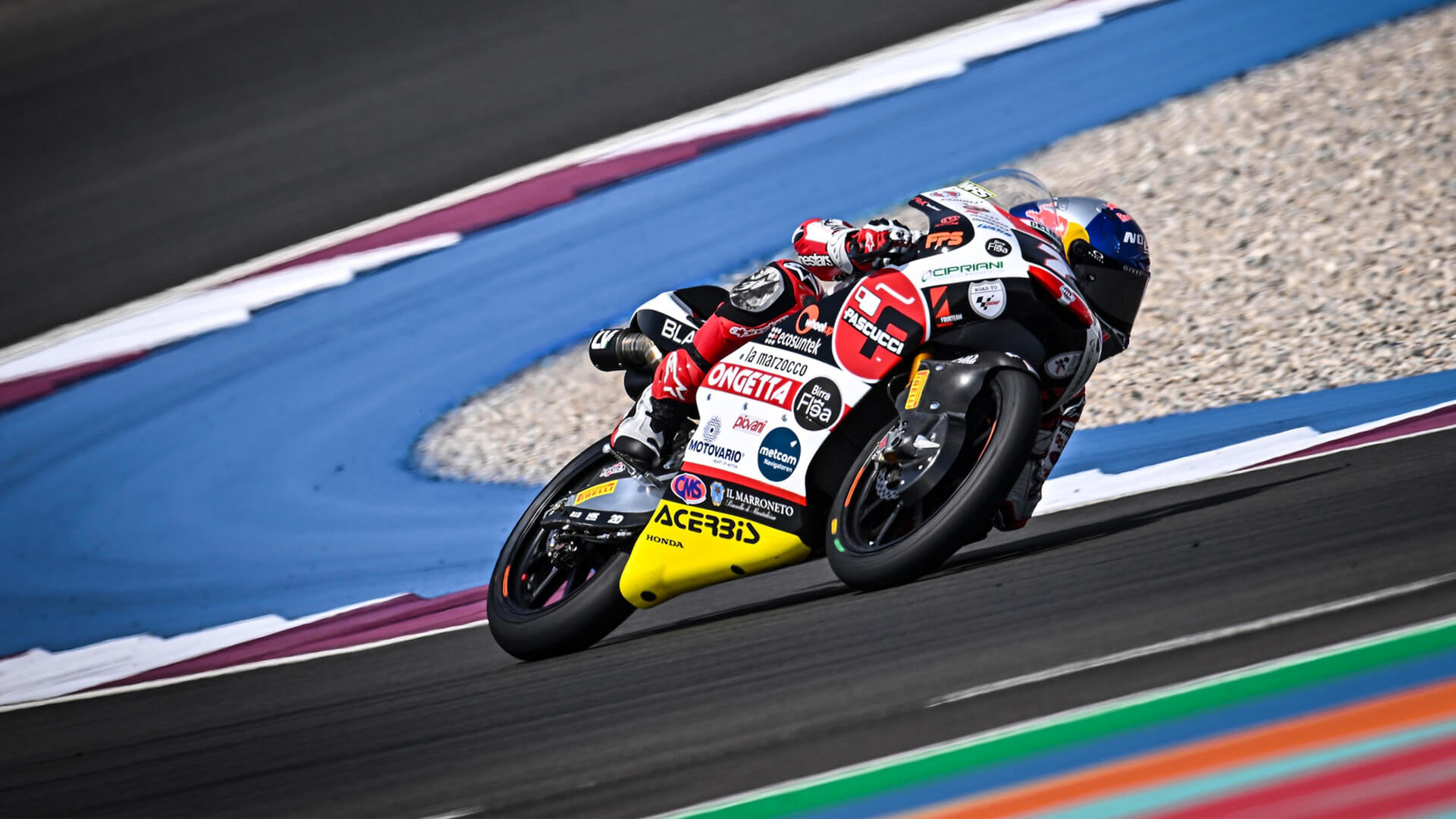 moto che corre su circuito di Misano