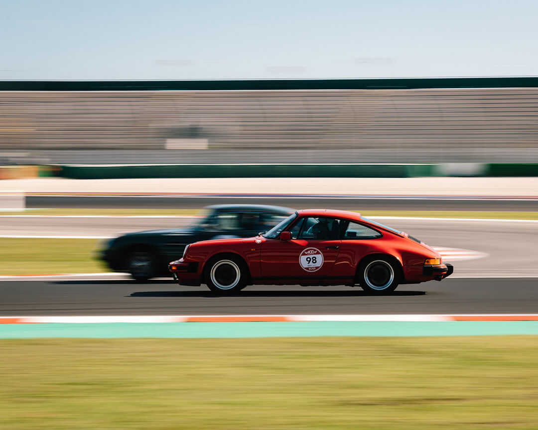 due auto da corsa sportive su circuito di Misano
