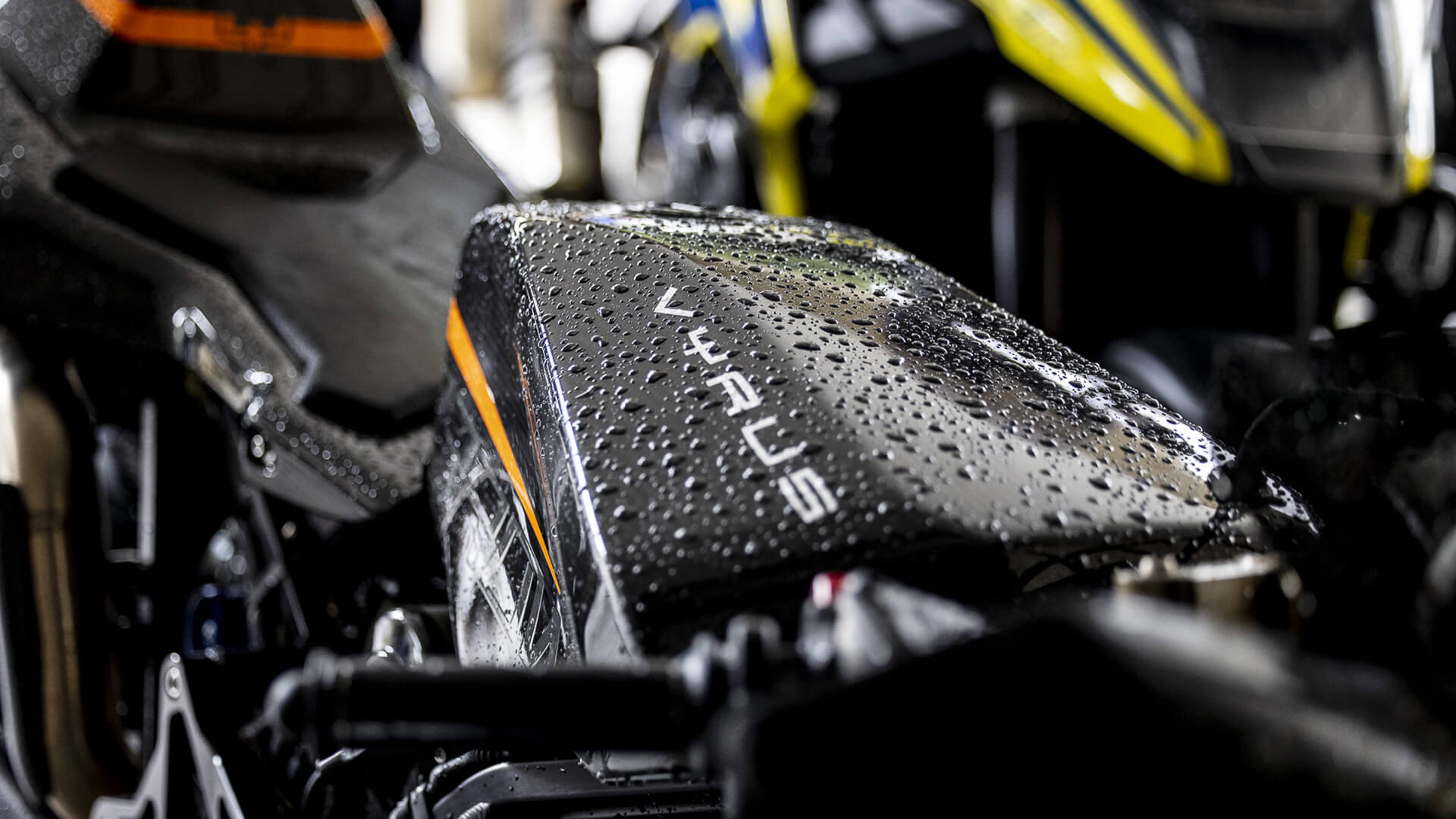 dettaglio moto Vyrus colore nero con gocce di acqua