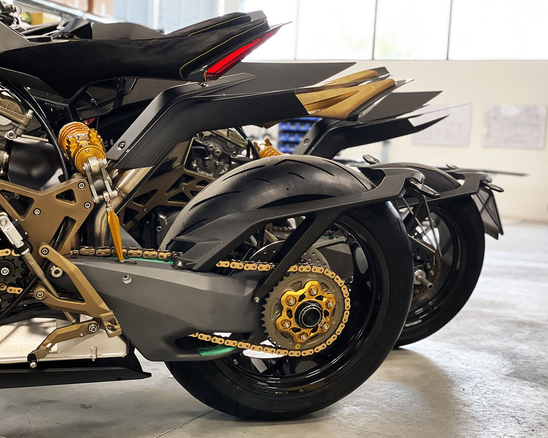 dettaglio di pneumatico e catena di una moto Vyrus con detagli oro