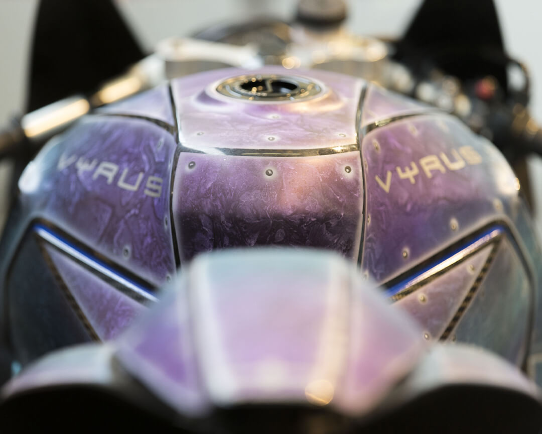 dettaglio del serbatoio di una moto Vyrus color viola