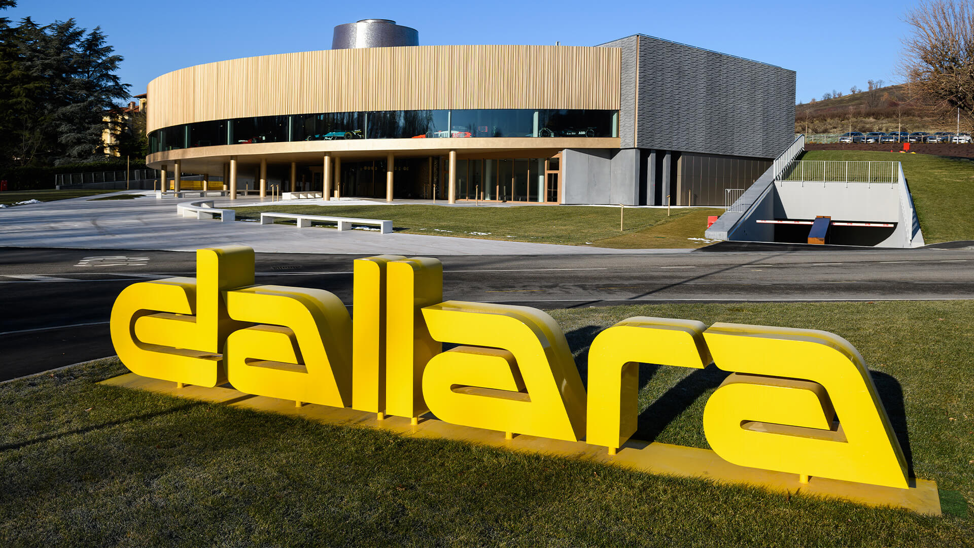 logo Dallara all'esterno dell'azienda con vista sull'Academy