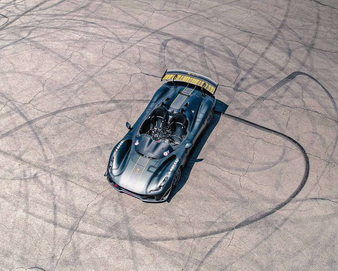 Dallara Stradale con segni di pneumatici sull'asfalto
