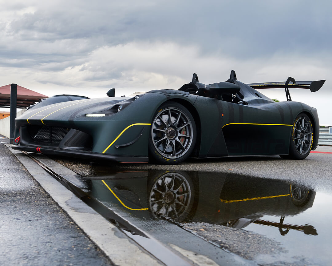 vista laterale di Dallara Stardale con riflesso su acqua e asfalto