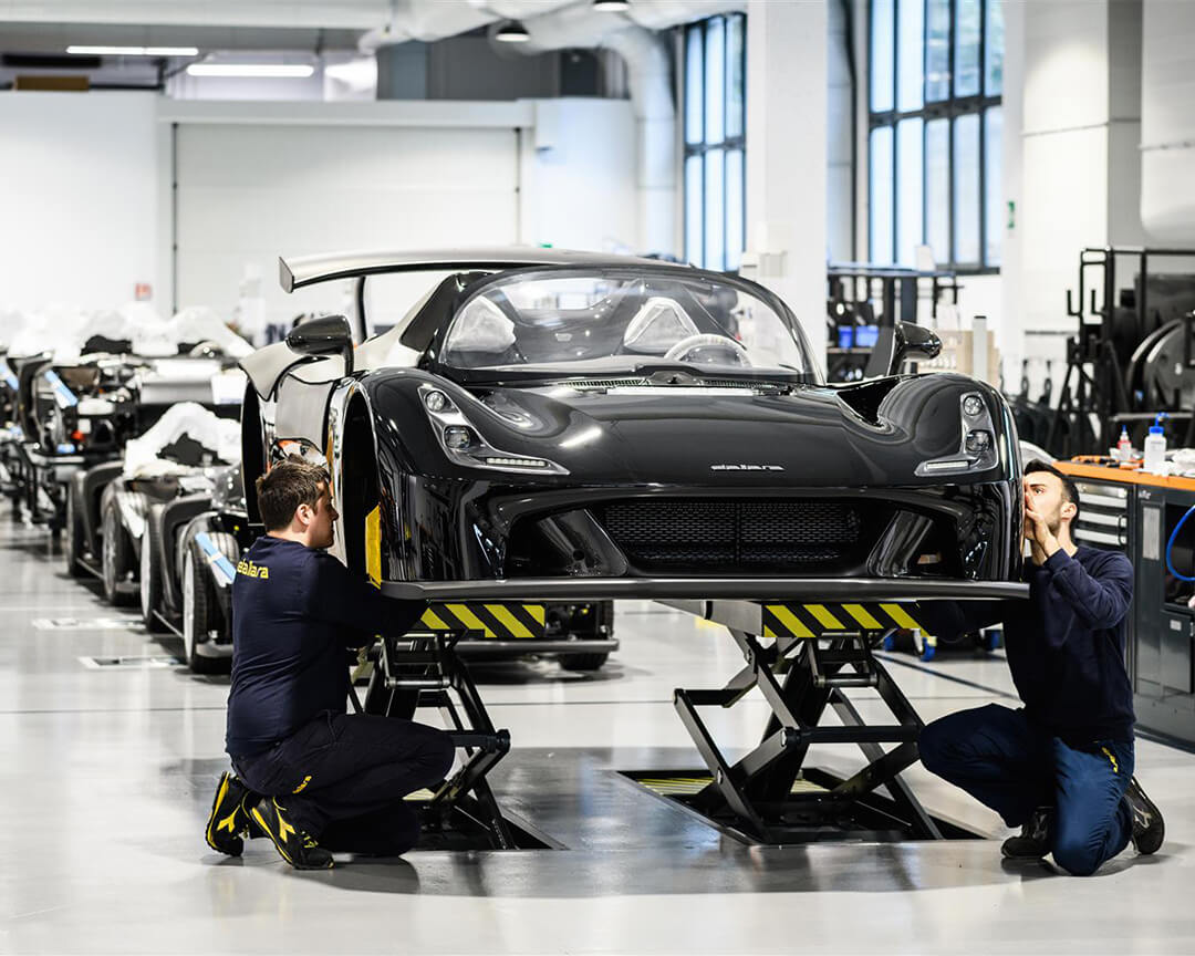Dallara Stradale in montaggi con operai
