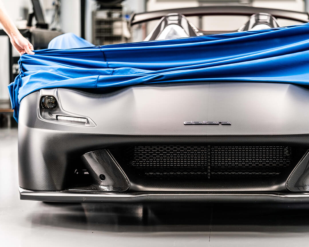 telo azzurro su frontale di Dallara Stradale