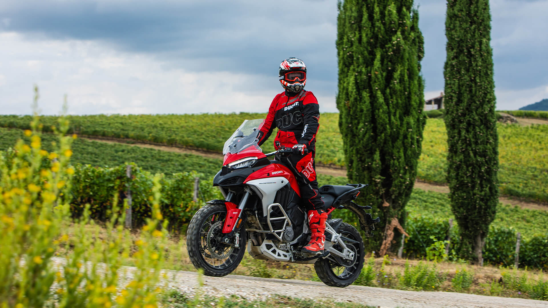 Collaudatore ducati che in sella ad un multistrada ducati guida in mezzo alla campagna italiana