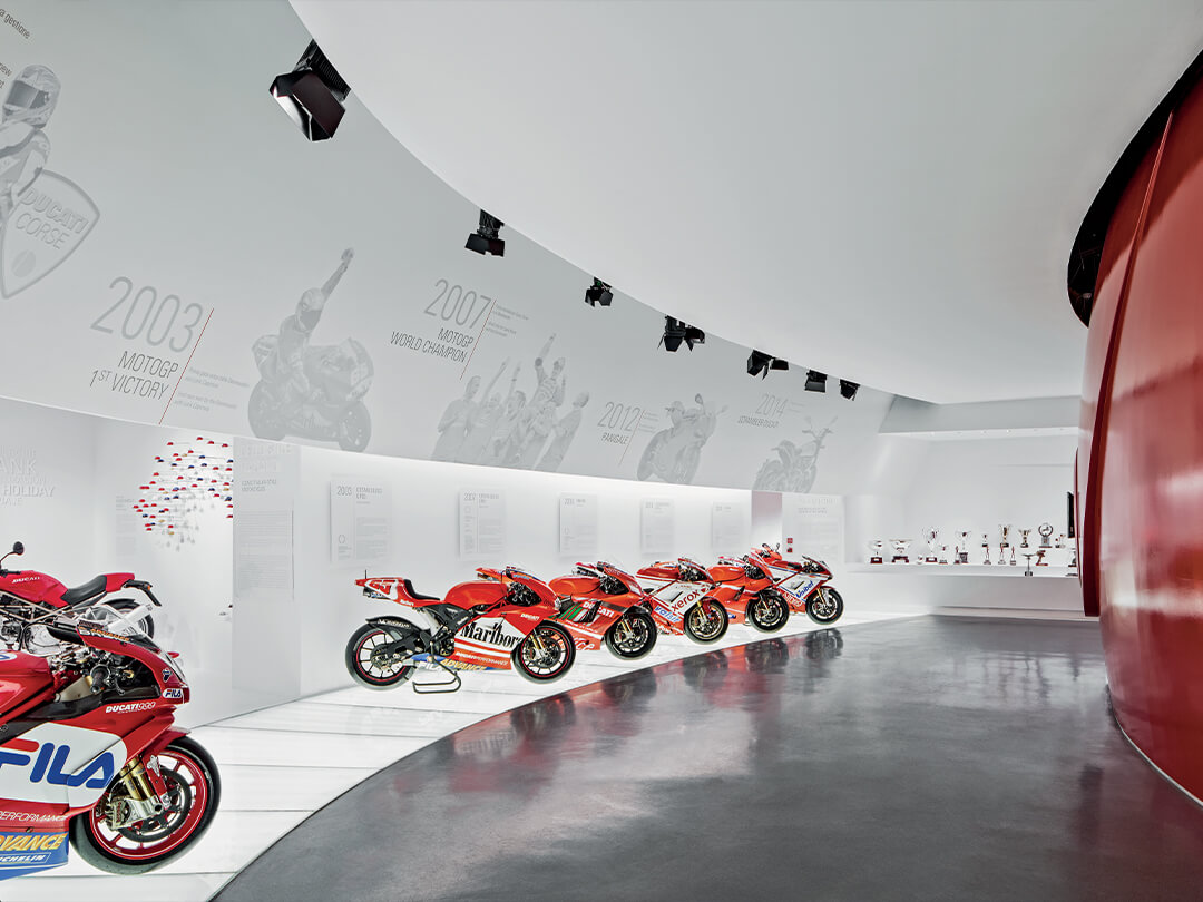 Interni del Museo Ducati a Borgo Panigale, con delle moto esposte.