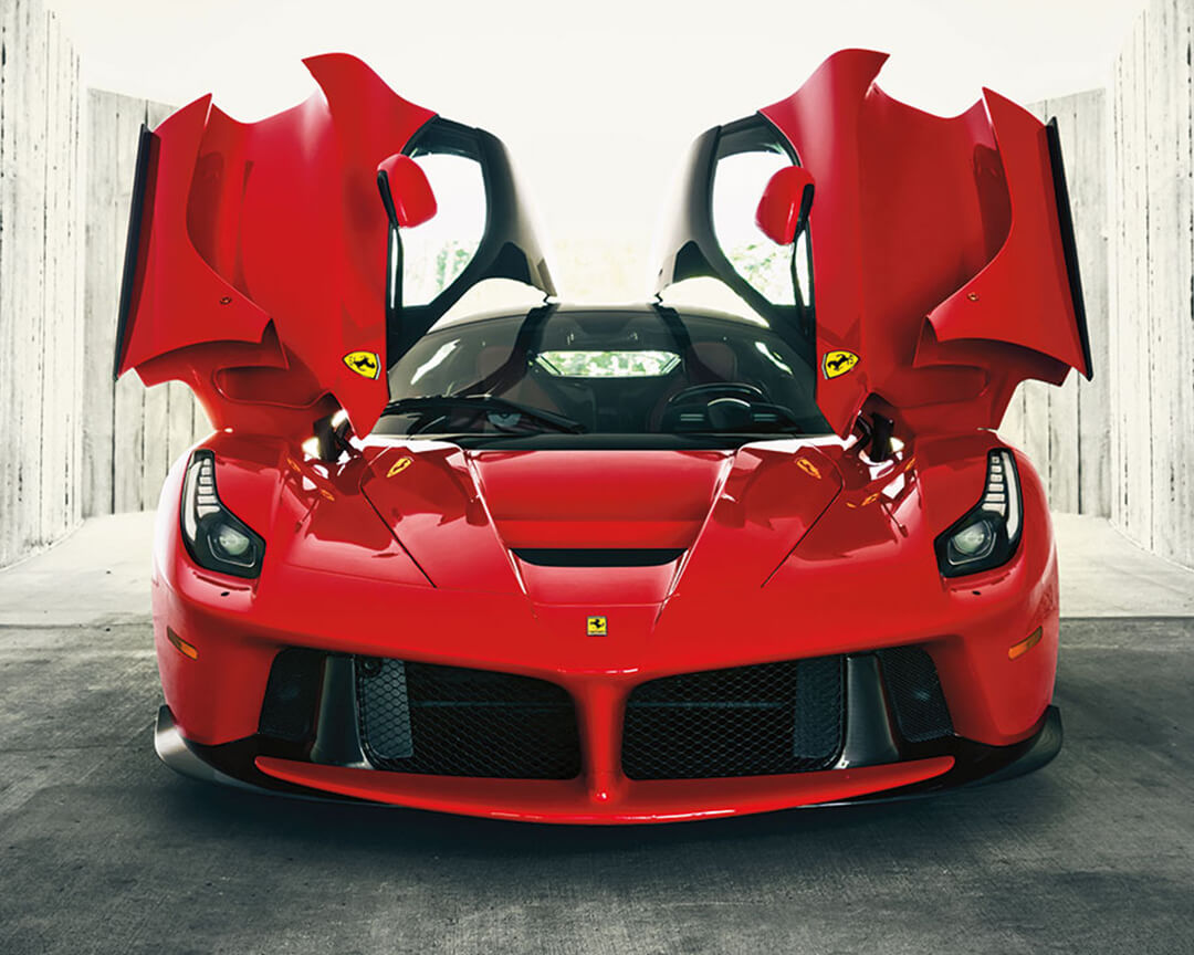muso del modello La Ferrari, colorazione rosso ferrari, con le portiere aperte
