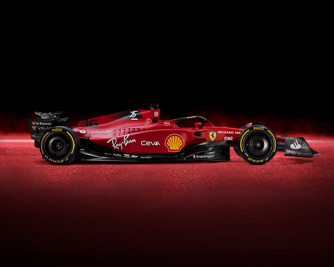 Vista del fianco destro della Ferrari Sf-23 su sfondo scuro