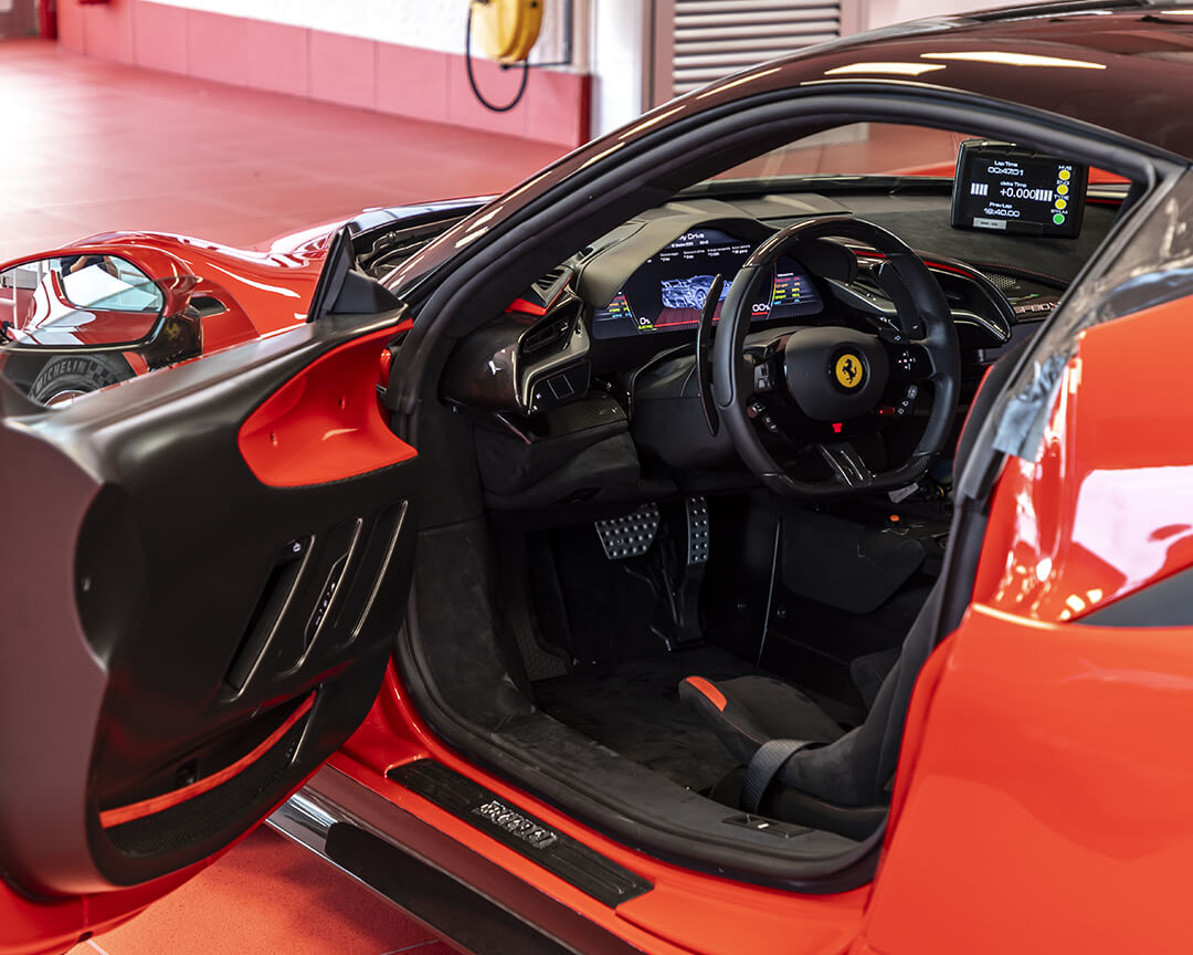 Sf-90 XX stradale con portiera sinistra aperta con vista sul cruscotto e sul volante