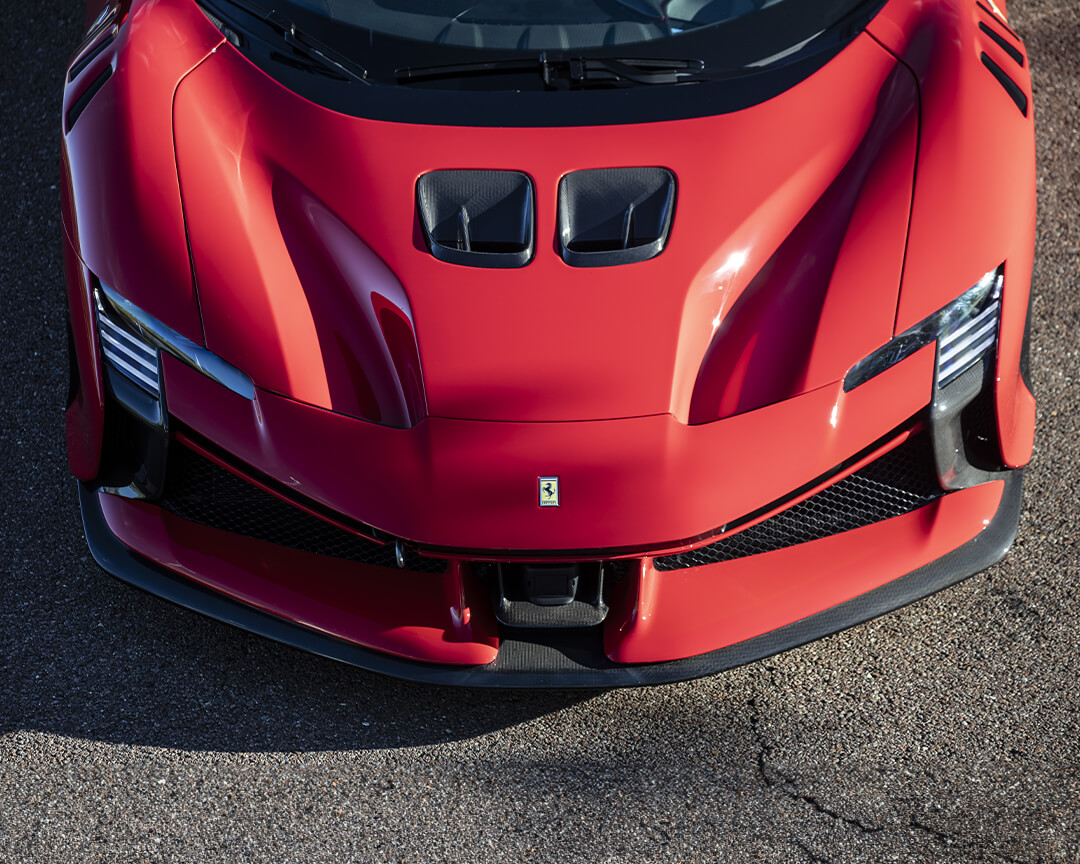 Vista dall'alto del muso e del cofano della SF90 XX stradale in colorazione rosso ferrari
