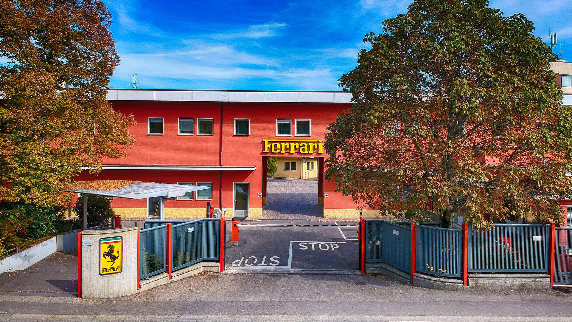 vista dall'esterno dell'entrata dello stabilimento ferrari a maranello