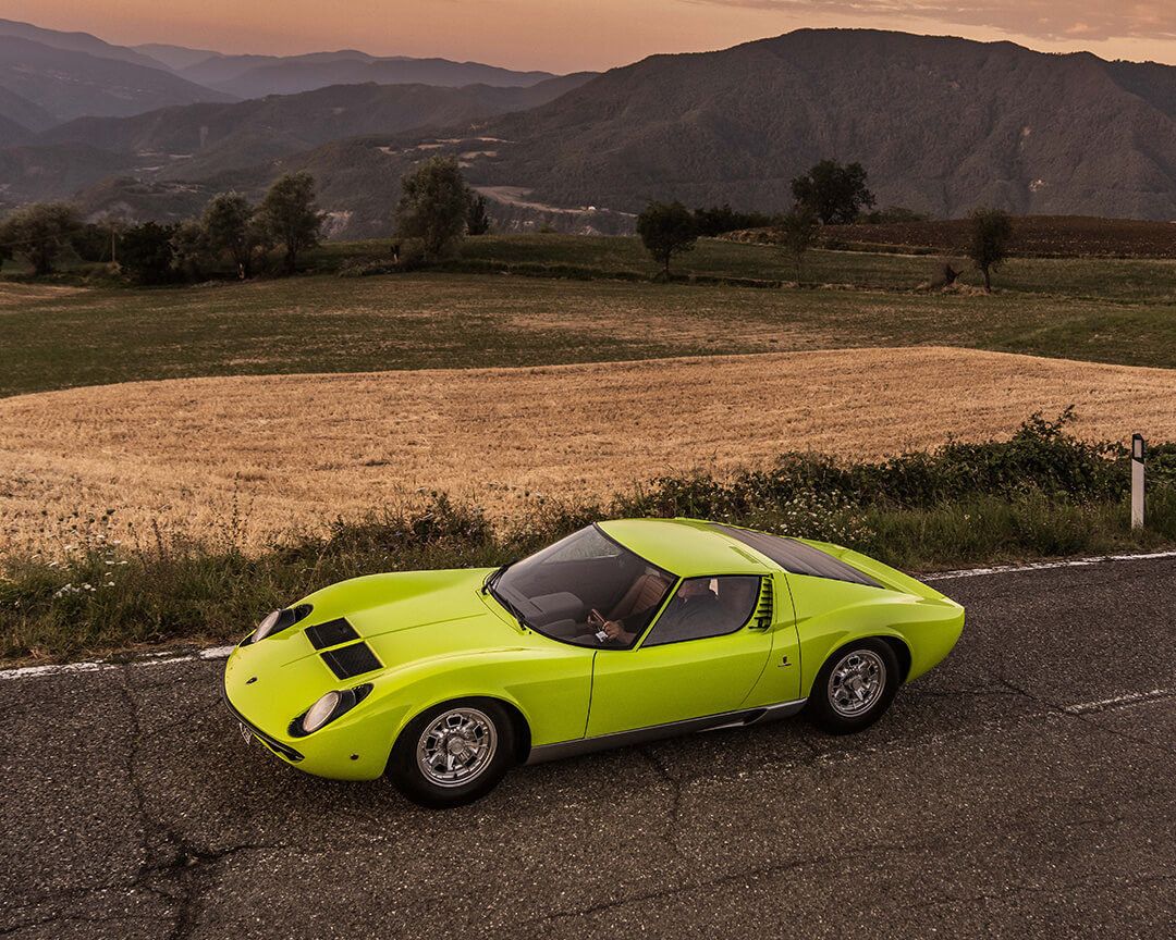 Lamborghini vintage color verde acido tra le campagne