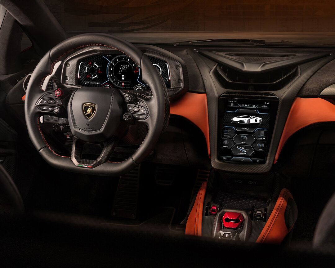 volante di auto Lamborghini con interni neri e arancioni