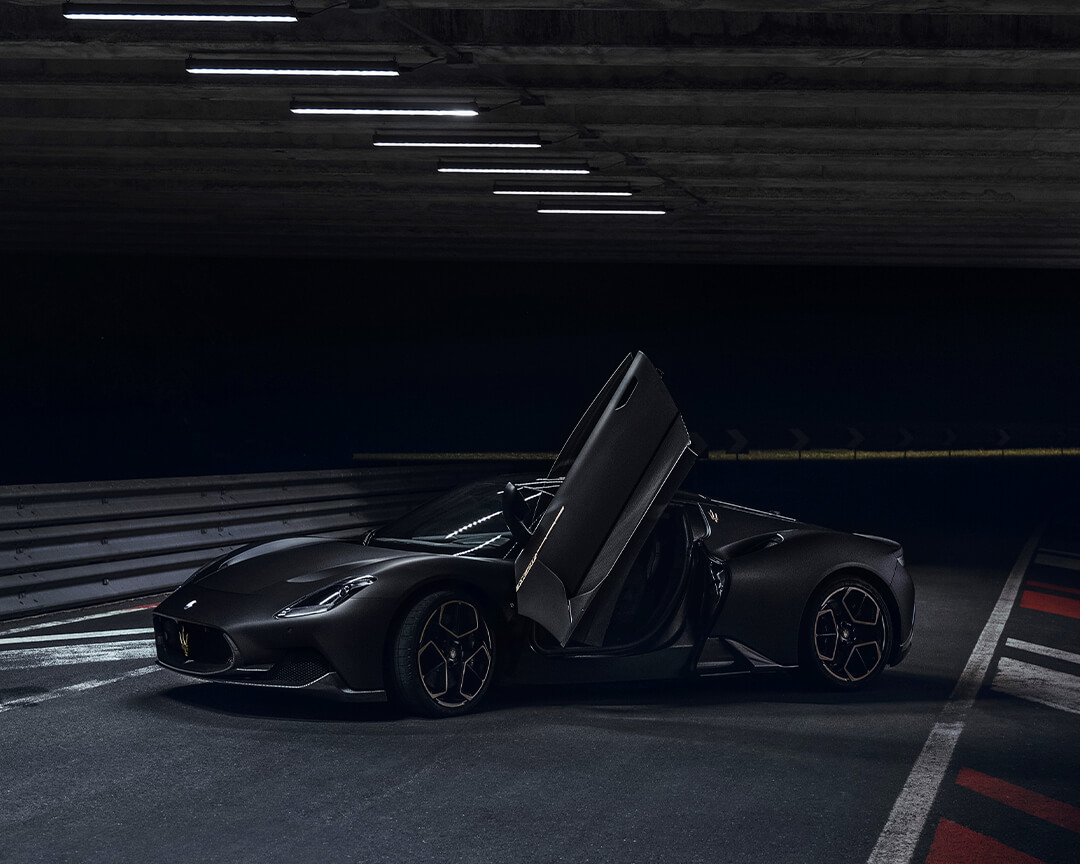 laterali di supercar Maserati con portiera aperta a mo di ala