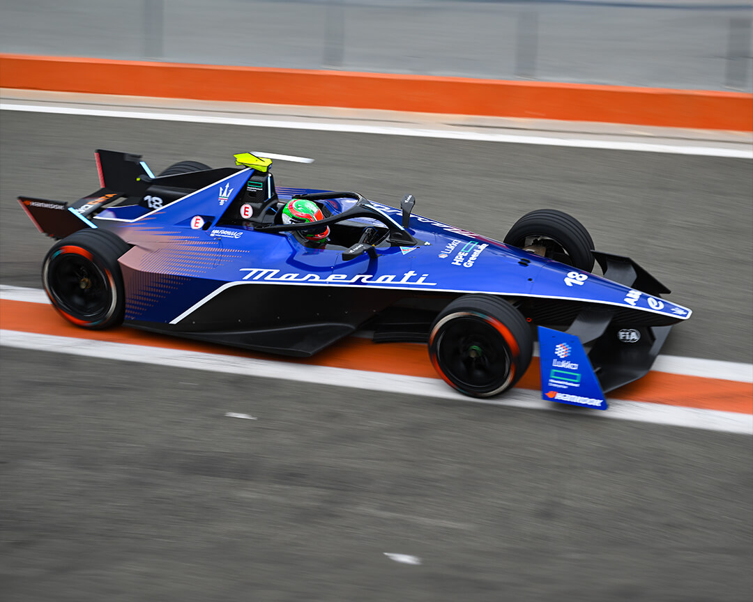 prototipo di F1 Maserati da corsa su pista di circuito