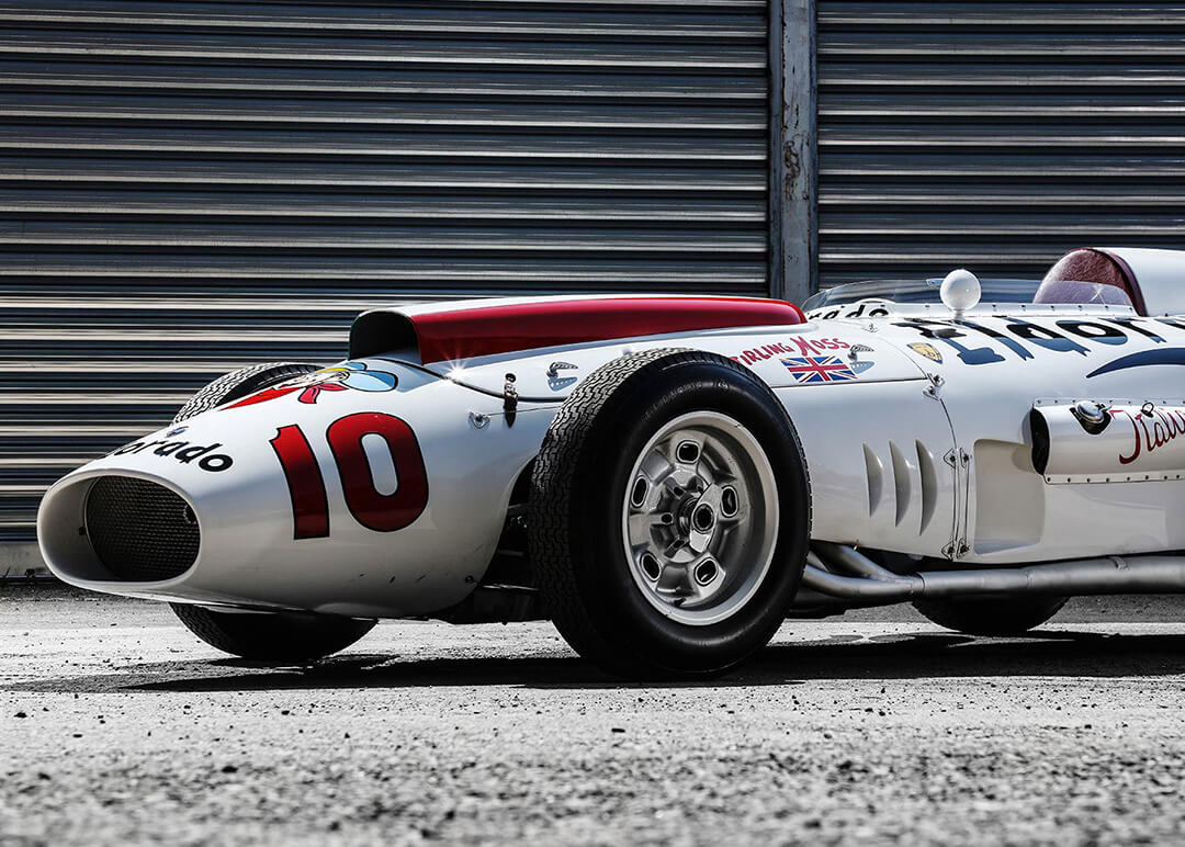 Maserati Eldorado auto d'epoca da corsa con numero 10 e adesivi sulla fiancata