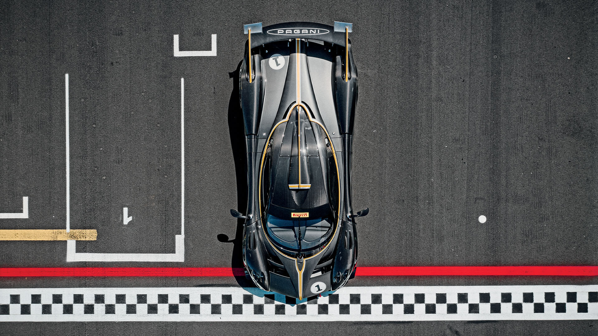 Pagani huayra sulla linea di partenza di un circuito fotografata dall'alto