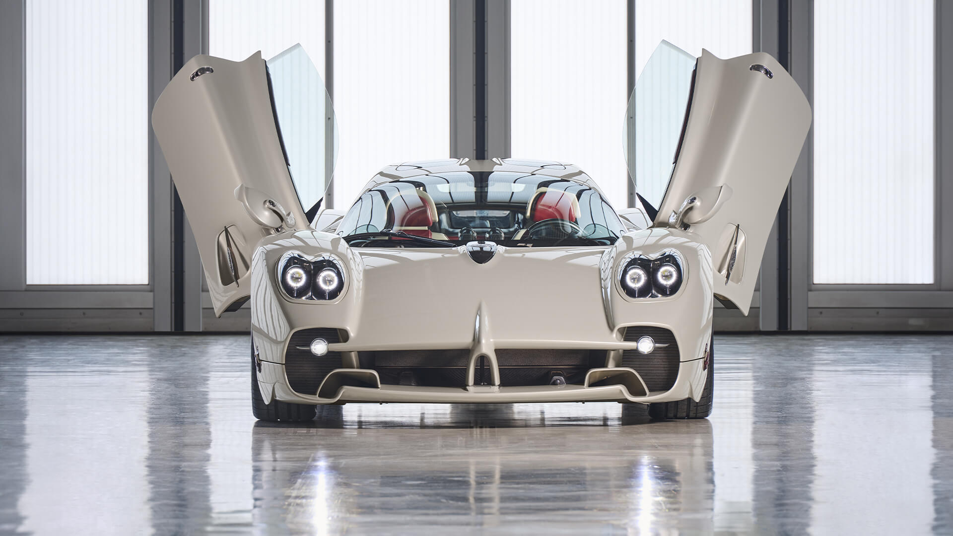 pagani utopia bianca con le porte aperte