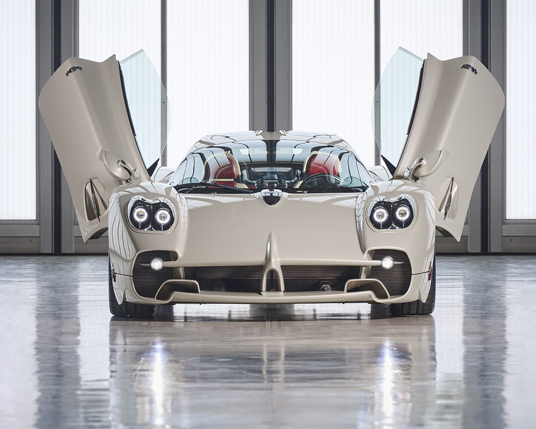 pagani utopia bianca con le porte aperte