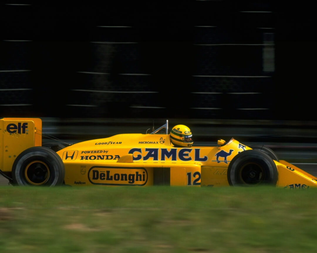 monoposto di Formula 1 della Lotus 99T, caratterizzata dalla livrea gialla sponsorizzata da Camel, con il pilota Ayrton Senna al volante.