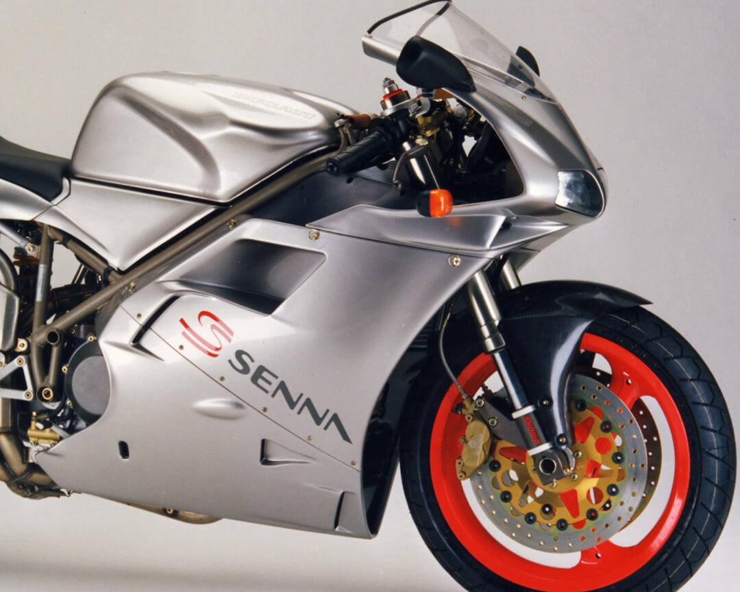 vista del fianco destro della ducati 916 senna II serie in colorazione grigio chiaro