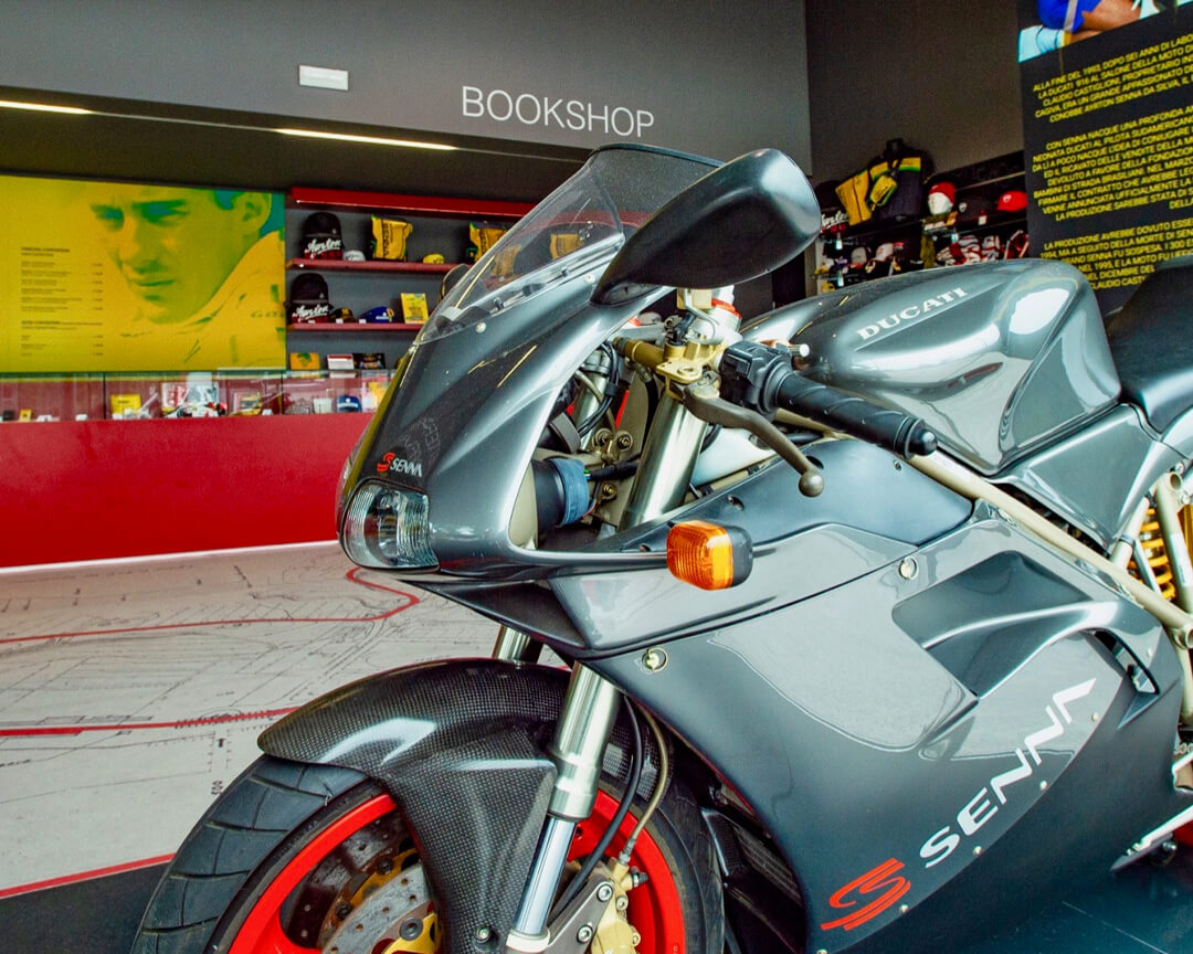 Foto in primo piano della ducati 916 senna prima serie all'interno di un museo multimediale autodromo di imola checco costa