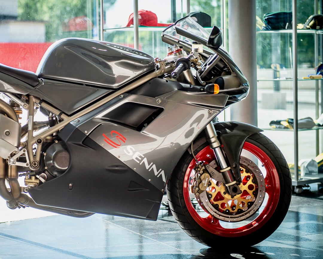 Vista laterale della ducati 916 senna prima serie esposta al museo multimediale dell'autodromo di imola checco costa