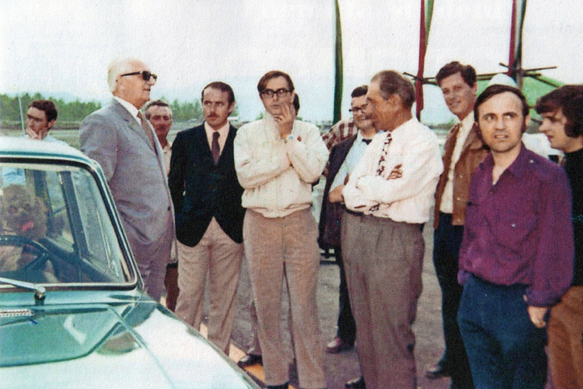 foto di Enzo Ferrari con gruppo di uomini riuniti all'aperto