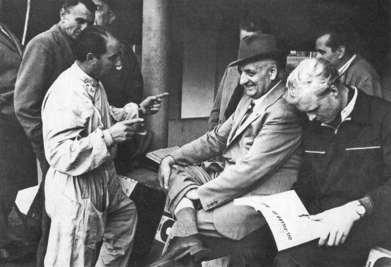 foto in bianco e nero di gruppo di uomini in un momento di conversazione