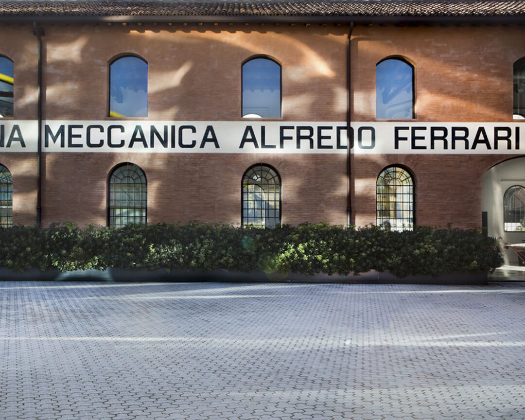 foto dell'Officina meccanica Alfredo Ferrari con siepi e 8 finestre