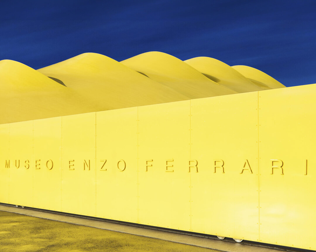 dettaglio dell'insegna Museo Enzo Ferrari di colore giallo su struttura anch'essa gialla