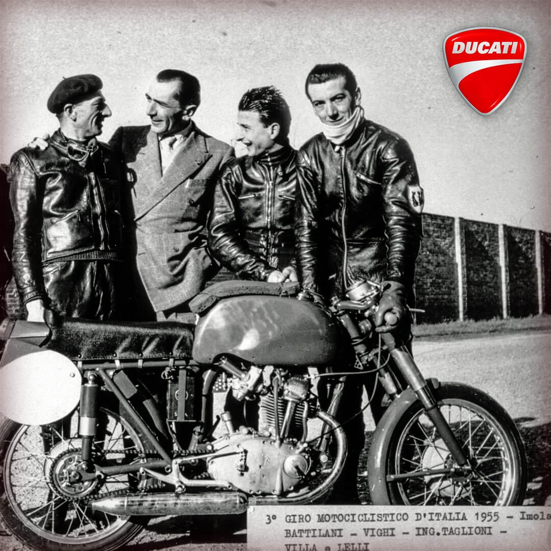 Una vecchia foto in bianco e nero che ritrae fabio taglioni affianco a dei piloti ducati