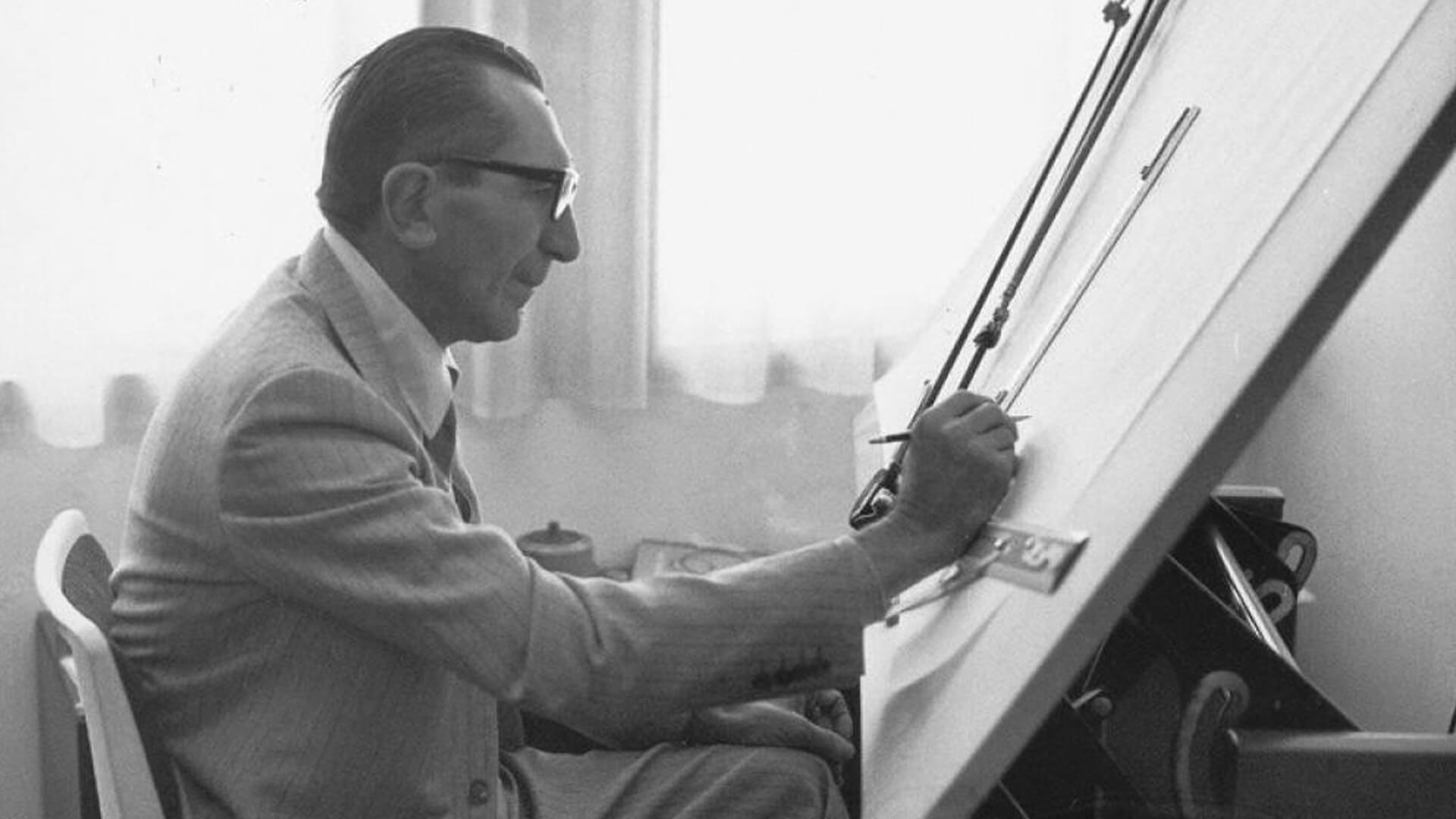 una vecchia foto in bianco e nero fabio taglioni disegna sul tavolo da disegno tecnico