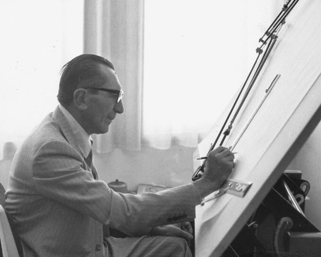 una vecchia foto in bianco e nero fabio taglioni disegna sul tavolo da disegno tecnico