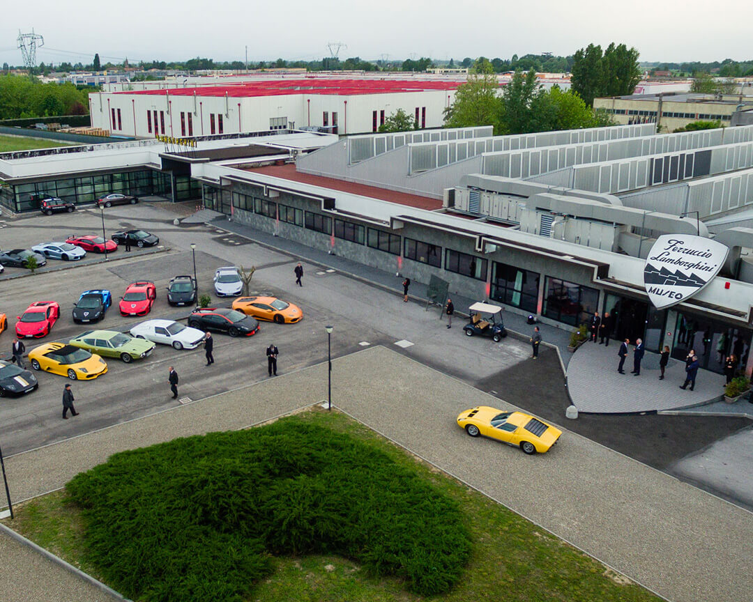 vista aerea del parcheggio del museo ferruccio lamborghini