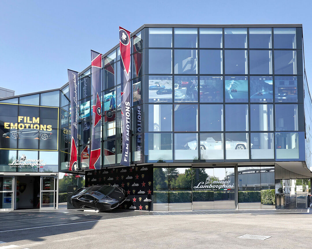 Foto della facciata principale a vetrate del museo lamborghini