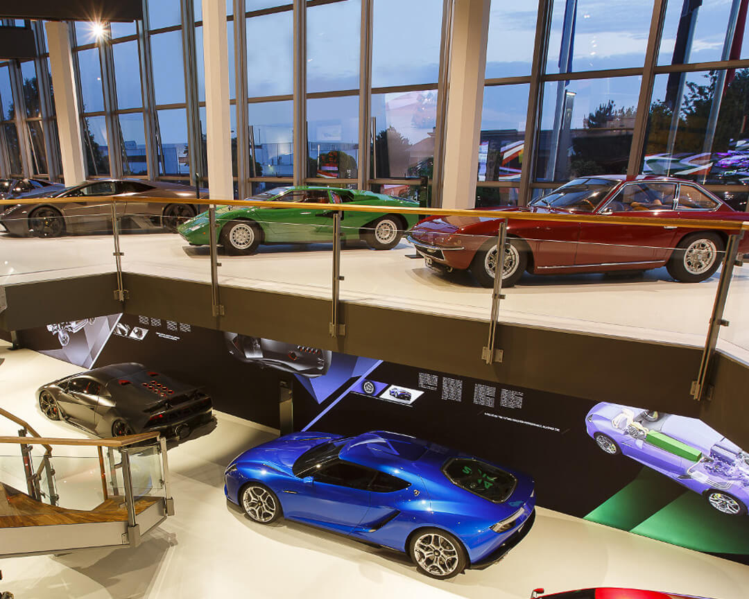 Vista interna del museo lamborghini dove si vedono i due piani del museo con le vetture lamborghini in mostra